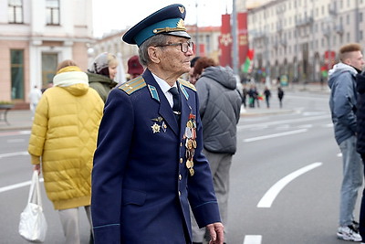 Память живет в сердцах! Народное возложение проходит на Площади Победы