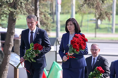 Члены Совета Республики возложили цветы в мемориальном комплексе \"Масюковщина\"