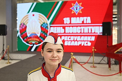 \"Так рождаются истинные патриоты\". Спасатели Минска вручили Конституции 30 ребятам