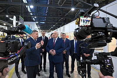 Лукашенко на \"Горизонте\" дал официальный старт массовому роботизированному производству телевизоров с ИИ