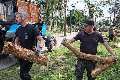 На благо города и людей: около 20 тыс. человек вышли на уборку последствий непогоды в Могилеве
