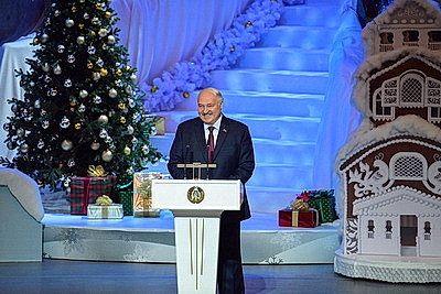 Лукашенко: страна всегда сильна традициями, одна из них в Беларуси - новогодние поздравления детей