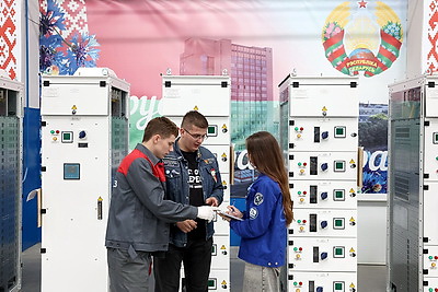 Новый опыт и проверка возможностей. Студотрядовцы работают на минских заводах