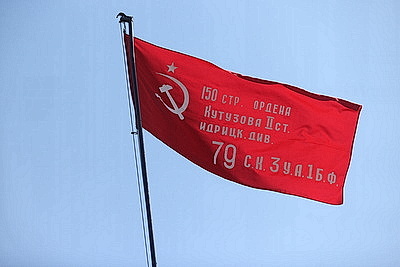 Под мелодию культовой песни. Знамя Победы подняли над драматическим театром в Гродно