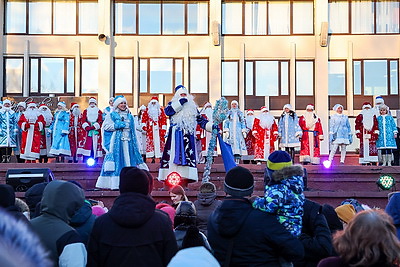 В Минске прошло шествие Дедов Морозов и Снегурочек