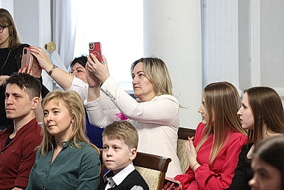 Победителей конкурса видеоблогеров \"Деньги имеют значение\" наградили в Нацбанке