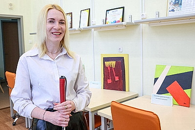 Познать душу через касание. Удивительная история незрячей художницы и ее тактильных картин