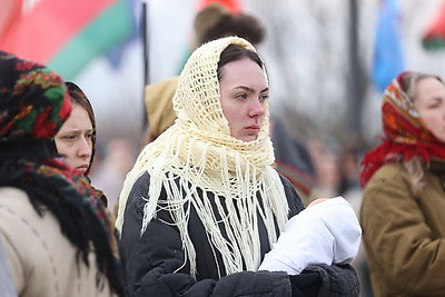 Камень и цветы. У монумента \"Врата памяти\" в Тростенце прошел митинг-реквием