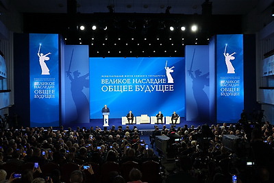 Лукашенко и Путин приняли участие в союзном форуме \"Великое наследие - общее будущее\" в Волгограде
