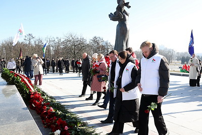 В День защитников Отечества к стеле \"Минск - город-герой\" возложили цветы