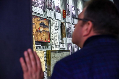 Участники медиатура \"Дорогами Победы\" презентовали Музею истории ВОВ копию уникального плаката