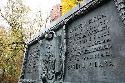Почтить память польских и советских воинов и опровергнуть ложь. Для чего поляки приезжают в Ленино