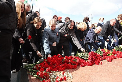 Память живет в сердцах! Народное возложение проходит на Площади Победы