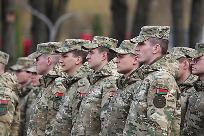 300 военнослужащих внутренних войск простились с боевым знаменем