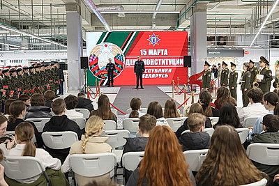 \"Так рождаются истинные патриоты\". Спасатели Минска вручили Конституции 30 ребятам