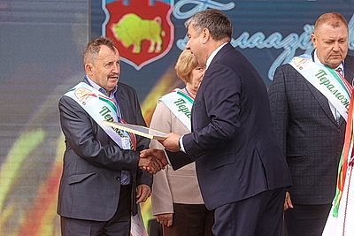 Памятник креветке, выставка караваев и подворий. В Белоозерске проходят \"Дажынкі-2025\"