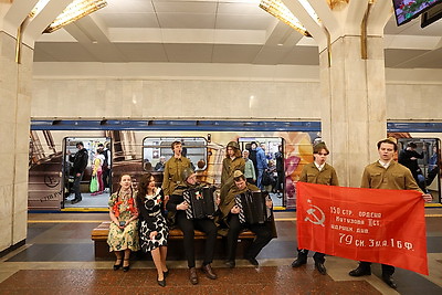 \"И все о той весне\". Патриотическая молодежная акция прошла в Минском метрополитене