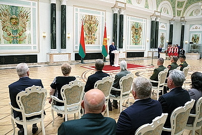 Лукашенко накануне Дня народного единства вручил госнаграды