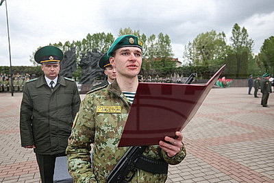 Более 200 новобранцев Гродненской пограничной группы приняли военную присягу