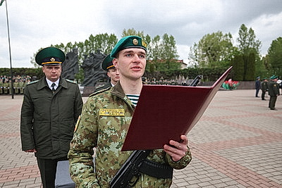 Более 200 новобранцев Гродненской пограничной группы приняли военную присягу