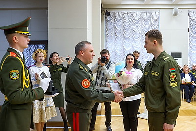 В Доме офицеров чествовали лучших солдат-срочников и их матерей