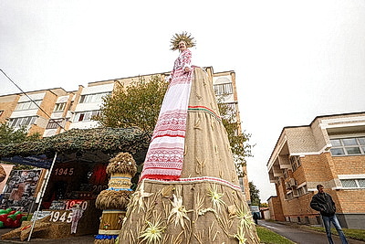 Памятник креветке, выставка караваев и подворий. В Белоозерске проходят \"Дажынкі-2025\"