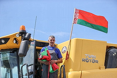 С зарядом на новые рекорды. На жатве в Гродненской области определился механизатор-тысячник
