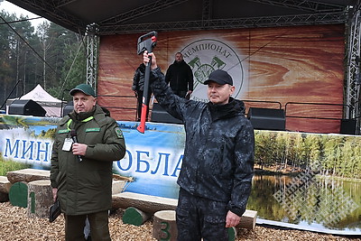 Невероятная атмосфера. Четвертый чемпионат по колке дров среди СМИ проходит в Минском районе