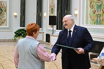 Лукашенко вручил награды заслуженным аграриям Беларуси