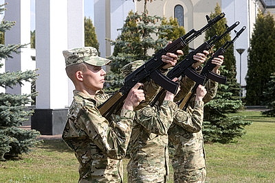 С благодарностью за мирное небо. Выпускники возложили цветы на Аллее Героев в Гомеле