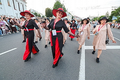 Красочное шествие по улицам Витебска провели участники феста \"На семи ветрах\"