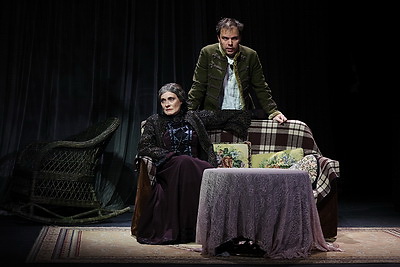 Спектакль \"Волки и овцы\" в рамках гастролей представили российские артисты на сцене молодежного театра