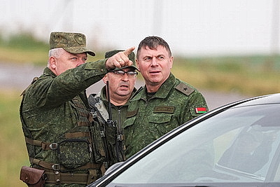 На учении \"Запад-2025\" военные самолеты посадили на автомобильную дорогу