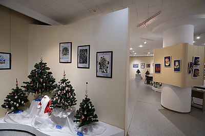 Более 2 тыс. елочных игрушек, гирлянд и открыток разных эпох представили на выставке в Могилеве