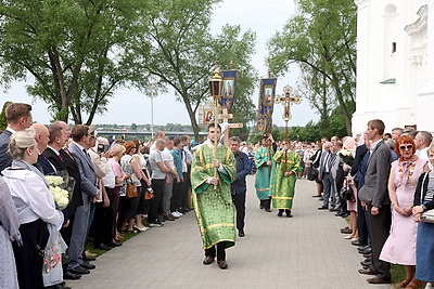 День памяти Преподобной Евфросинии Полоцкой. Тысячи верующих объединил Крестный ход