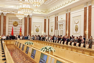 \"Красота и строгость, тепло и уют\". Масштаб и интерьеры Дворца Независимости впечатлили новых гостей