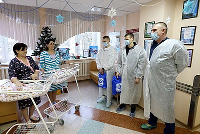 В Витебском областном роддоме поздравили мам первых родившихся в 2025 году детей