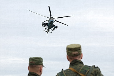 На учении \"Запад-2025\" военные самолеты посадили на автомобильную дорогу