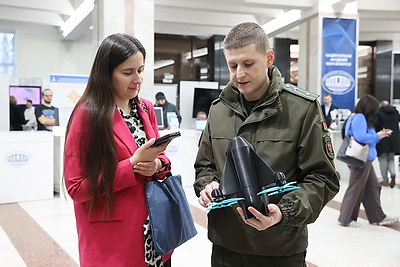 Дроны и цифровые двойники: выставка в области ИИ и робототехники проходит в Минске