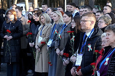 Участники \"Молодежной столицы-2025\" посадили у мемориала \"Партизанская криничка\" 80 берез