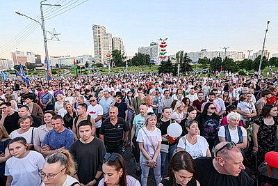 Гала-концерт \"Сильны в единстве, едины в песне\" собрал тысячи минчан у стелы \"Минск - город-герой\"
