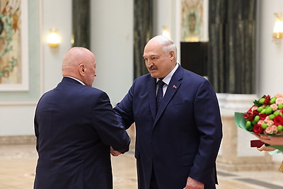Лукашенко вручил государственные награды заслуженным представителям различных сфер