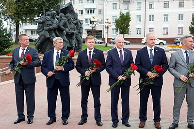 Парламентарии Беларуси и Узбекистана возложили цветы на площади Победы в Витебске