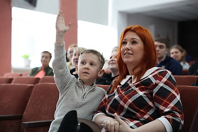 Чудеса как лекарство: к юным пациентам РНПЦ неврологии и нейрохирургии пришли Дед Мороз и Снегурочка