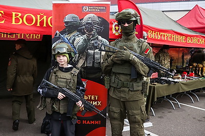Забег сильных духом отцов, интерактивные площадки. МВД провело акцию ко Дню отца