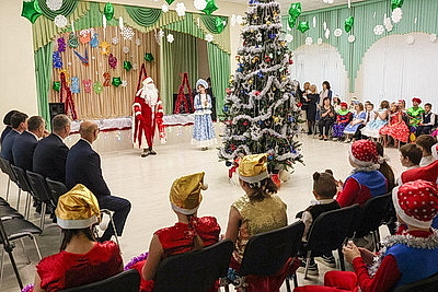 \"Место чудес\". Театрализованный новогодний праздник устроили в Белыничской школе-интернате