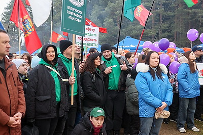 Невероятная атмосфера. Четвертый чемпионат по колке дров среди СМИ проходит в Минском районе