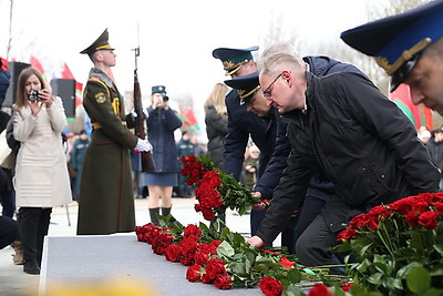 Камень и цветы. У монумента \"Врата памяти\" в Тростенце прошел митинг-реквием