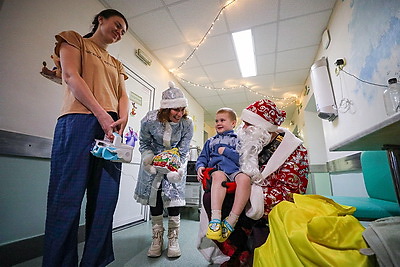 \"Мама, смотри!\" В окна к пациентам РНПЦ детской хирургии постучались Деды Морозы-альпинисты