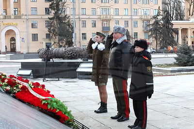 К монументу Победы возложили венки по случаю Дня защитников Отечества